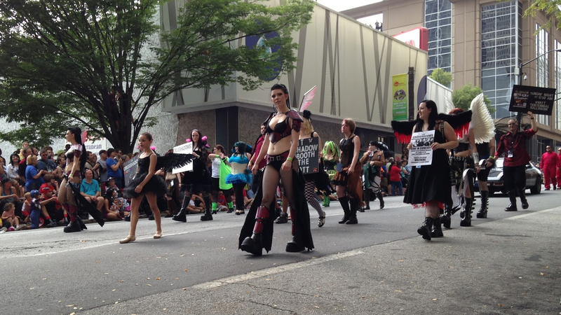 Illustration for article titled Vehicles Of The 2013 DragonCon Parade - Photo Dump